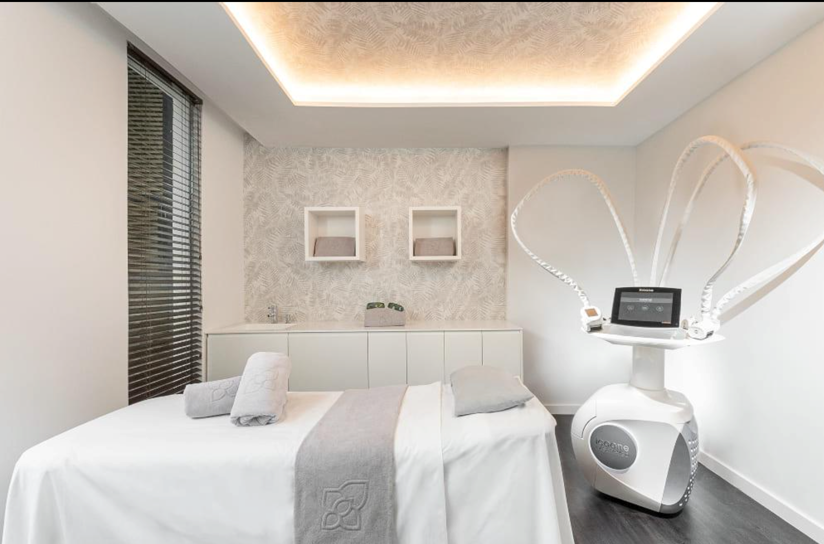 Modern hydrotherapy pain-relieving device in wellness clinic